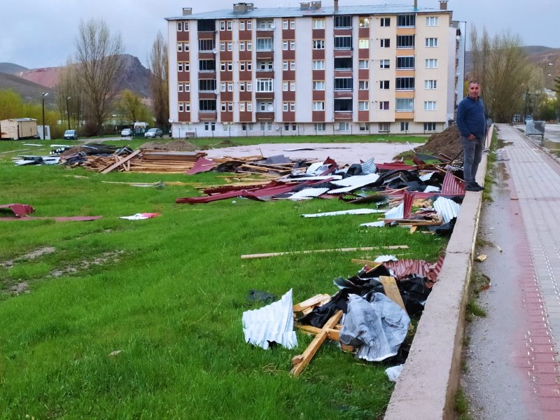 Kaleardı’nda Fırtına Kameralara Yansıdı: Çatılar Uçtu!