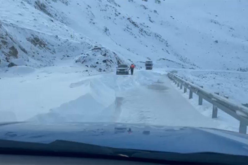 Bayburt’ta Günbuldu ve Yoncalı Yaylası Karla Kaplandı, Yollar Kapandı