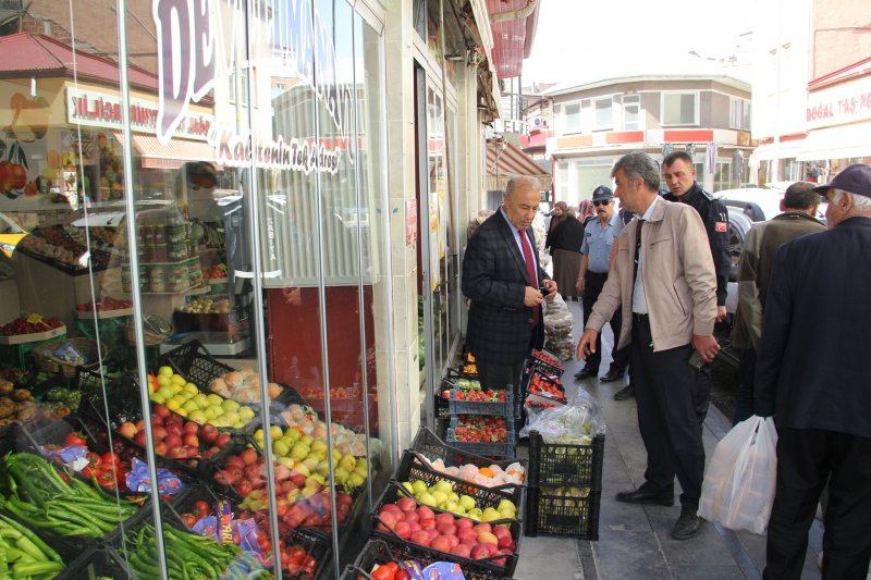 Bayburt'ta Zabıtalar Kaldırım İşgali Denetimi Yapıyor