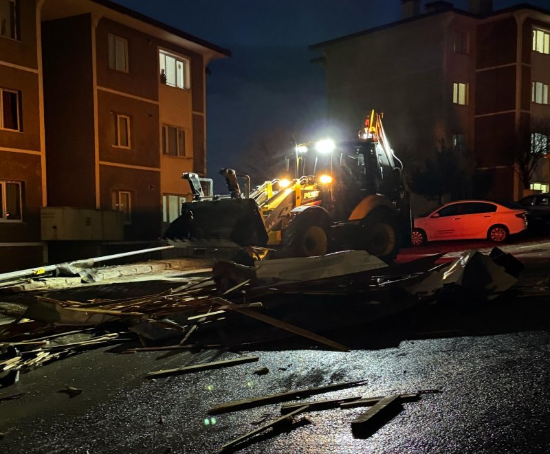 Kaleardı’nda Fırtına Kameralara Yansıdı: Çatılar Uçtu!