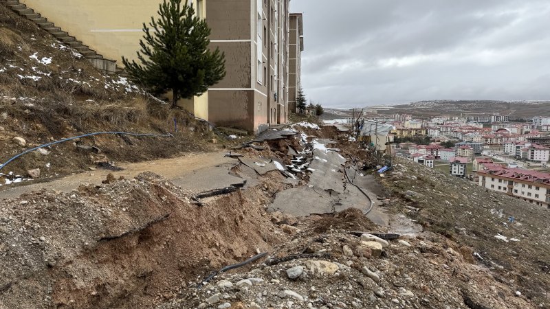 Bayburt TOKİ’de Tehlike Derinleşiyor: Toprak Kayması Temellere Dayandı!