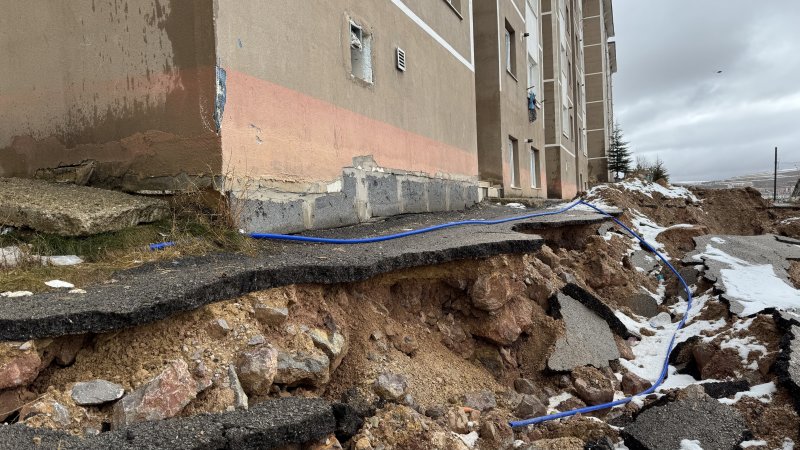 Bayburt TOKİ’de Tehlike Derinleşiyor: Toprak Kayması Temellere Dayandı!
