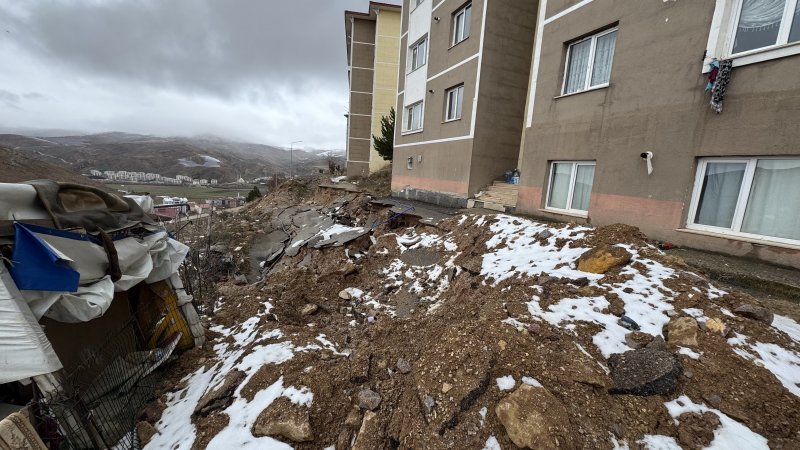 Bayburt TOKİ’de Tehlike Derinleşiyor: Toprak Kayması Temellere Dayandı!