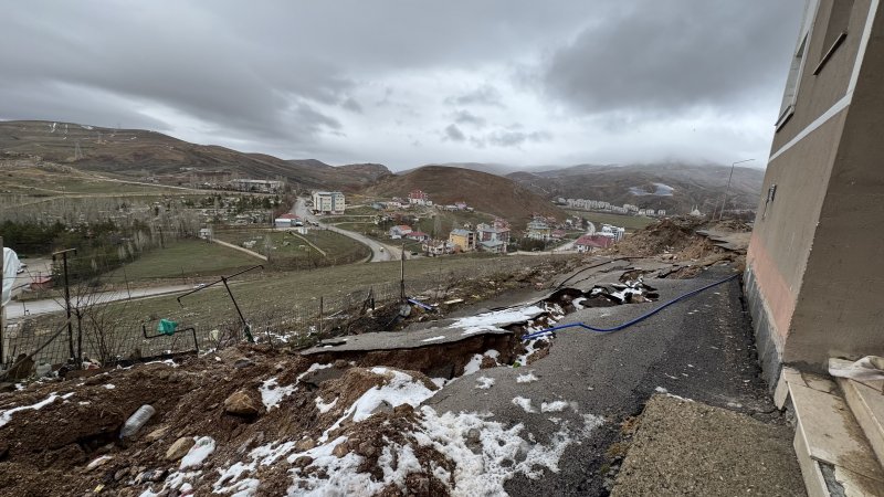 Bayburt TOKİ’de Tehlike Derinleşiyor: Toprak Kayması Temellere Dayandı!