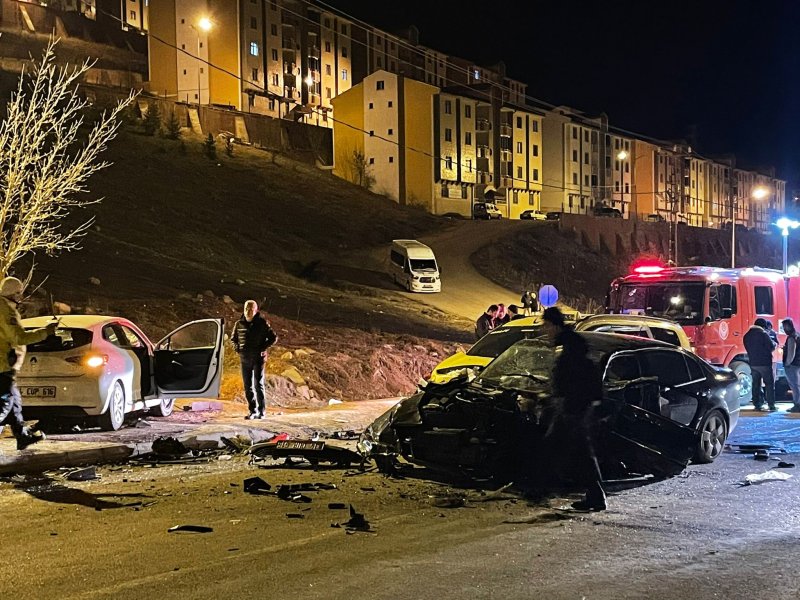 Bayburt-Çaykara Yolunda Zincirleme Kaza: 4 Kişi Yaralandı