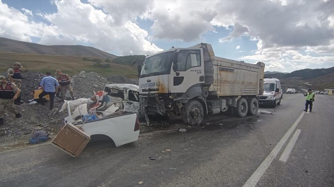 Bayburt Group'a Ait Kamyon Erzurum’da Pikapla Çarpıştı: 3 Ölü, 2 Yaralı!