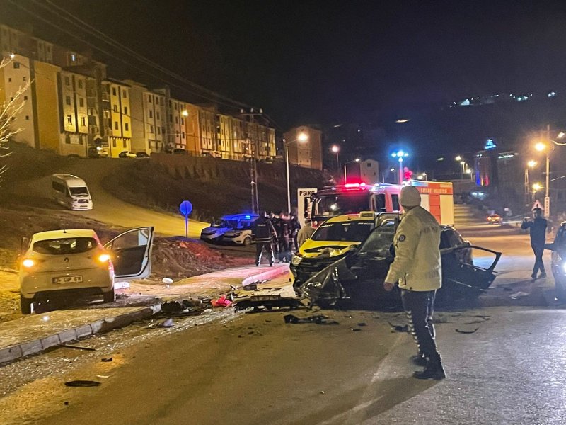Bayburt-Çaykara Yolunda Zincirleme Kaza: 4 Kişi Yaralandı