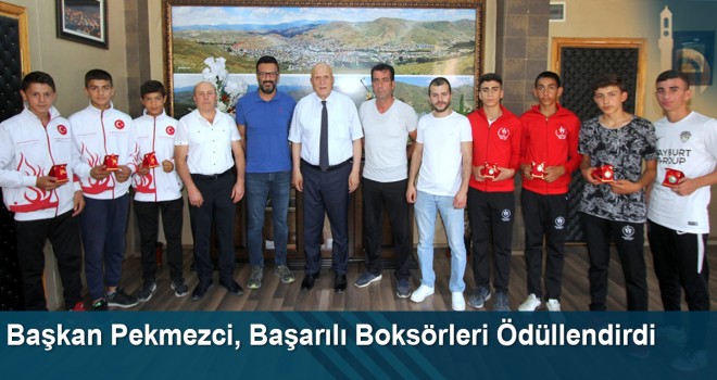 Başkan Pekmezci, Başarılı Boksörleri Altınla Ödüllendirdi