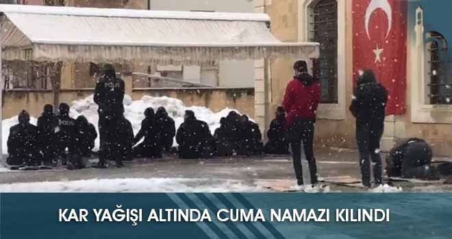 Kar Yağışı Altında Cuma Namazı Kılındı