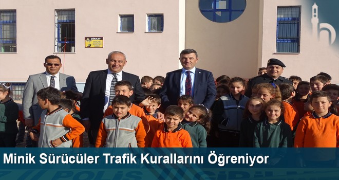 Minik sürücüler trafik kurallarını öğreniyor