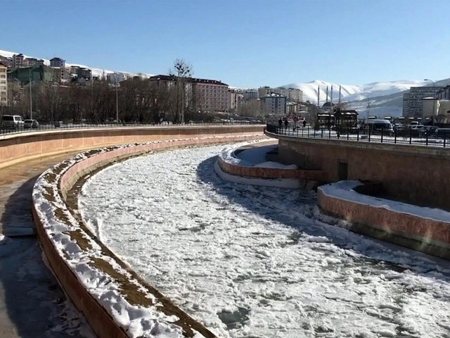 Türkiye’nin En Hızlı Akan Nehri Çoruh, Buz Tuttu