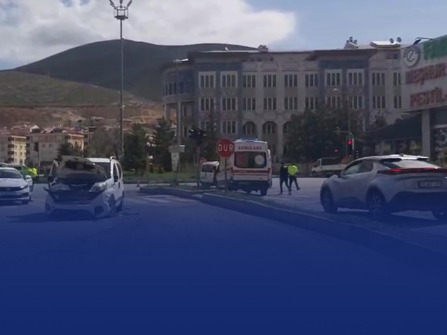 Bayburt Valilik Kavşağında Kırmızı Işık İhlali Kazaya Neden Oldu!