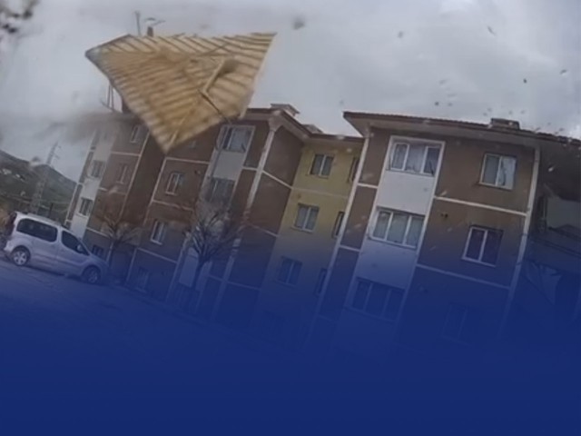 Bayburt’u Fırtına Vurdu, Çatılar Uçtu Direkler Devrildi!