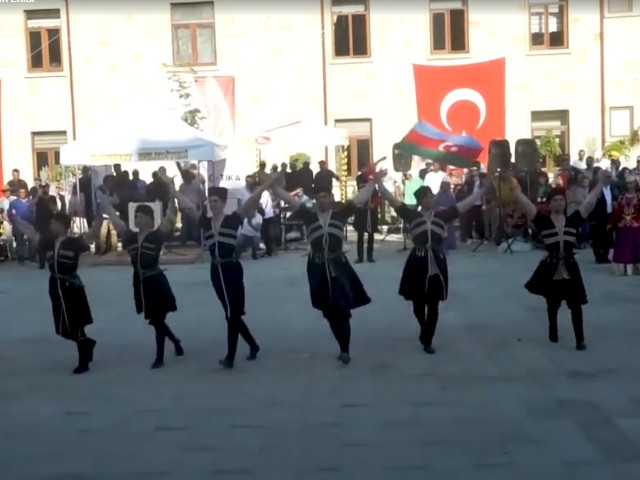 Dedekorkut Şenliklerinde Azerbaycan Folklor Gösterisi