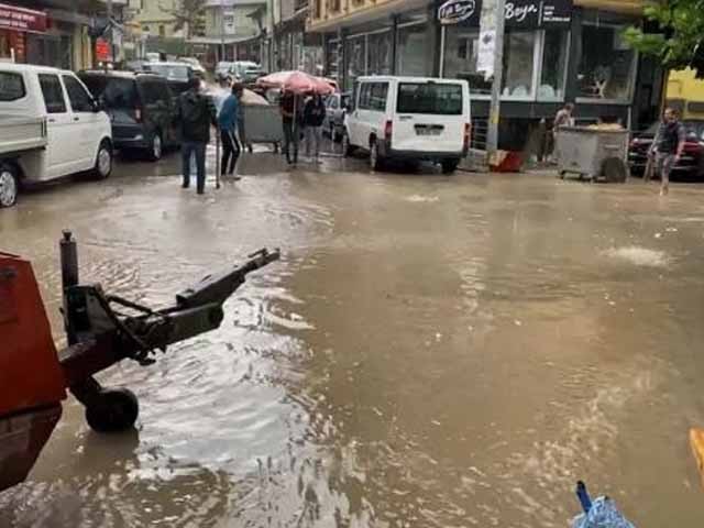 Sağanak Sebebiyle Cadde ve Sokaklar Göle Döndü